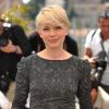 Michelle Williams adopte le beauty look nude.