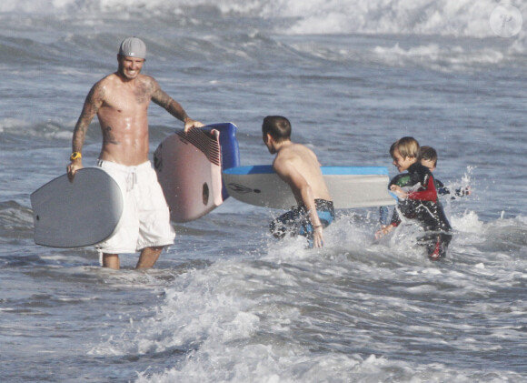David Beckham et ses enfants Brooklyn, Romeo et Cruz sur la plage de Malibu le 27 août 2011
