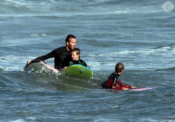 David Beckham et ses enfants en session surf le 29 juillet 2011