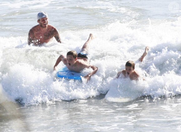 David Beckham et ses trois fils en pleine séance de surf, août 2011