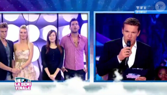 Les candidats dans le sas et Benjamin Castaldi dans Secret Story 5, lors de l'hebdo du vendredi 7 octobre 2011 sur TF1