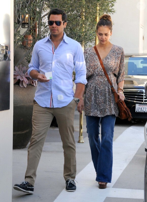 Jessica Alba et Cash Warren s'offrent une séance shopping en amoureux. Los Angeles, 7 octobre 2011