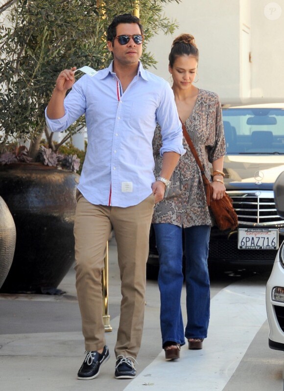 La belle Jessica Alba et Cash Warren s'offrent une séance shopping en amoureux. Los Angeles, 7 octobre 2011