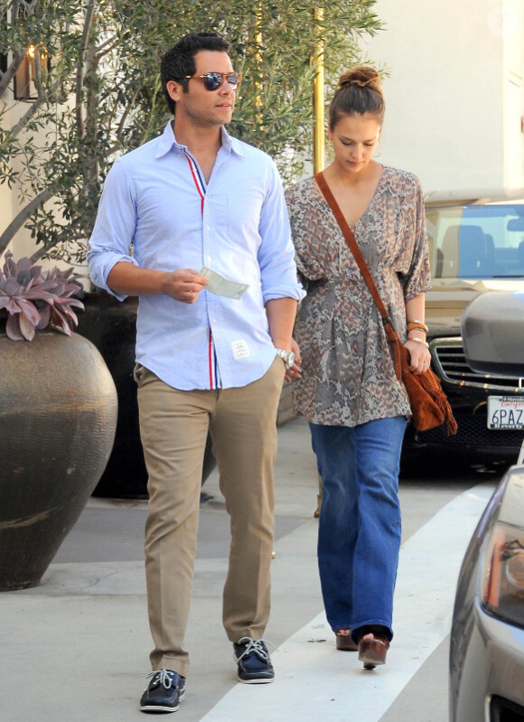 Jessica Alba et Cash Warren vont au magasin Ralf Lauren à Los Angeles, le 7 octobre 2011
