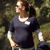 Jennifer Garner dévoile ses formes de femme enceinte lors d'une balade à Santa Monica le 7 octobre 2011