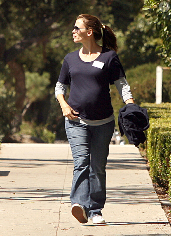 Jennifer Garner dévoile ses formes de femme enceinte lors d'une balade à Santa Monica le 7 octobre 2011