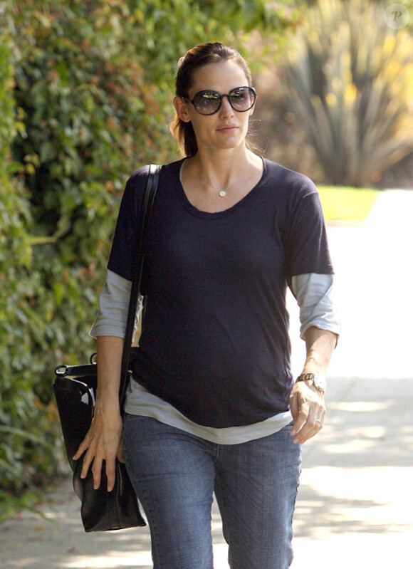 Jennifer Garner se promène dans les rues de Santa Monica le 7 octobre 2011