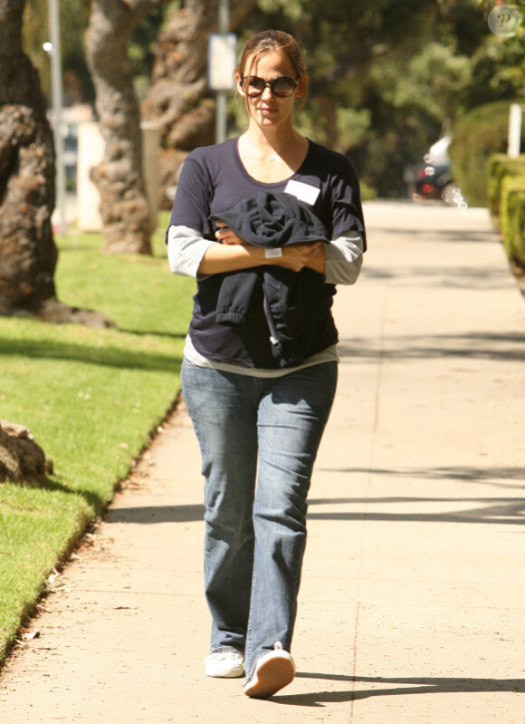 Jennifer Garner se promène dans les rues de Santa Monica le 7 octobre 2011