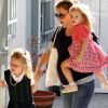 Jennifer Garner, enceinte, avec ses filles Violet et Seraphina à Los Angeles le 7 octobre 2011