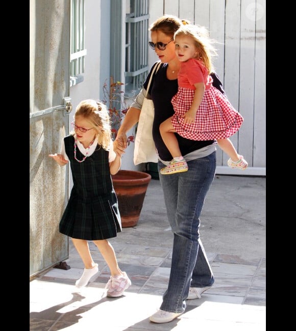 Jennifer Garner, enceinte, avec ses filles Violet et Seraphina à Los Angeles le 7 octobre 2011