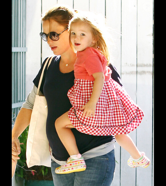 Jennifer Garner, enceinte, avec ses filles Violet et Seraphina à Los Angeles le 7 octobre 2011
