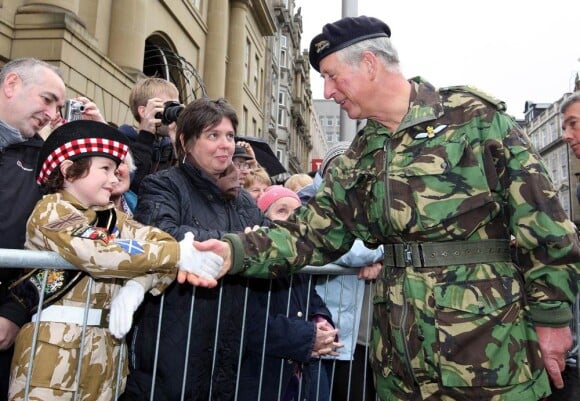 Le prince Charles, dans son uniforme de colonel d'honneur, à Newcastle pour les célébrations du 40e anniversaire du Queen's Own Yeomanry, le 8 octobre 2011