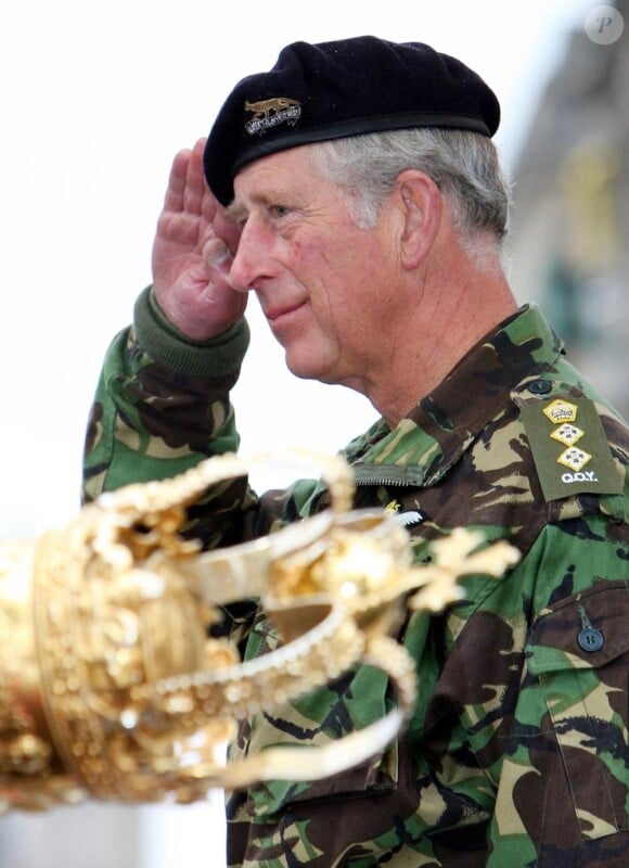 Le prince Charles, dans son uniforme de colonel d'honneur, à Newcastle pour les célébrations du 40e anniversaire du Queen's Own Yeomanry, le 8 octobre 2011
