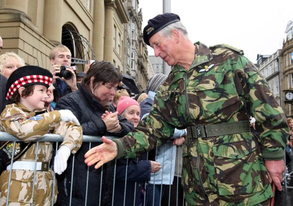 La disponibilité du prince Charles, dans son uniforme de colonel d'honneur, a été très appréciée à Newcastle lors des célébrations du 40e anniversaire du Queen's Own Yeomanry, le 8  octobre 2011.