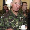 L'heure du thé, un incontournable... La disponibilité du prince Charles a été très appréciée à Newcastle lors des célébrations du 40e anniversaire du Queen's Own Yeomanry, le 8  octobre 2011.