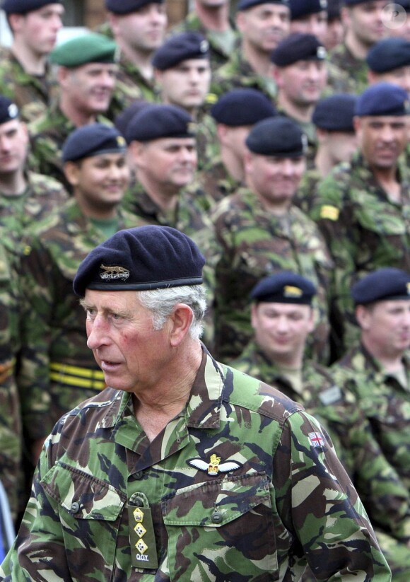 La disponibilité du prince Charles, dans son uniforme de colonel d'honneur, a été très appréciée à Newcastle lors des célébrations du 40e anniversaire du Queen's Own Yeomanry, le 8  octobre 2011.