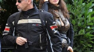 Eros Ramazzotti : Nouveau look de biker pour le jeune papa auprès de sa compagne