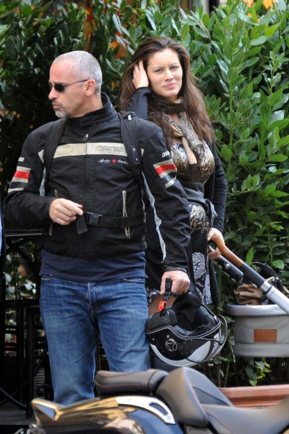 Eros Ramazzotti et sa compagne Marica Pellegrinelli à Milan le 10 octobre 2011.