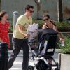 Johnny Knoxville accompagné de sa fille aînée Madison, de sa femme enceinte Naomi et de leur fils Rocko, à New York, le 18 août 2011.
