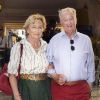 Le roi Albert et la reine Paola en août 2011, lors de leurs vacances en Provence.
Dans son projet de formation d'un nouveau gouvernement, Elio Di Rupo, formateur nommé par le roi Albert, et les négociateurs ont prévu une baisse des dotations de la famille royale ''pour le prochain règne''. Carrément supprimée dans le cas du prince Laurent et de la princesse Astrid.