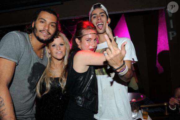 Daniel, Sabrina, Juliette, Simon font la fête pendant qu'Ayem discute avec Rudy au Duplex le 30 septembre 2011