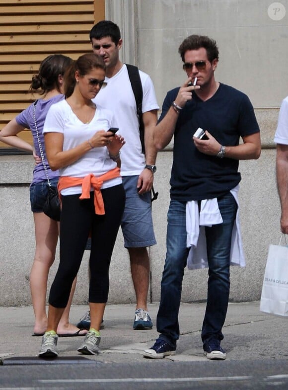 Ce garçon a tout bon, ou presque : il fume.
La princesse Madeleine de Suède et son boyfriend Chris O'Neill en promenade à la cool dans l'Upper East Side, à New York.