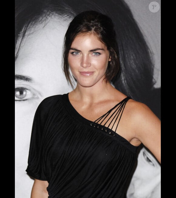 Hilary Rhoda, nouvelle coqueluche de la mode, joue de ses yeux de biche pour dérober tous les regards. 