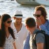 Matthew McConaughey, sa femme Camila Alves, Channing Tatum et l'équipe de Magic Mike, sur une plage de Miami le 12 octobre 2011.