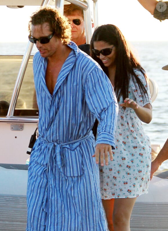 L'acteur Matthew McConaughey et sa compagne Camila Alves près du tournage de Magic Mike, sur une plage de Miami le 12 octobre 2011