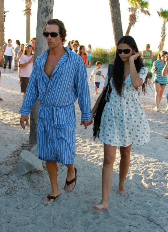 L'acteur Matthew McConaughey et sa femme Camila Alves, près du tournage de Magic Mike, sur une plage de Miami le 12 octobre 2011, au milieu de quelques fans.