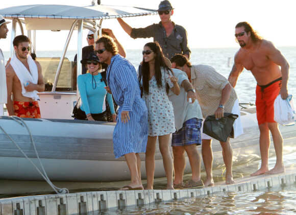 L'acteur Matthew McConaughey, sa femme Camila Alves, Alex Pettyfer et Kevin Nash reviennent du tournage de Magic Mike, sur une plage de Miami le 12 octobre 2011.