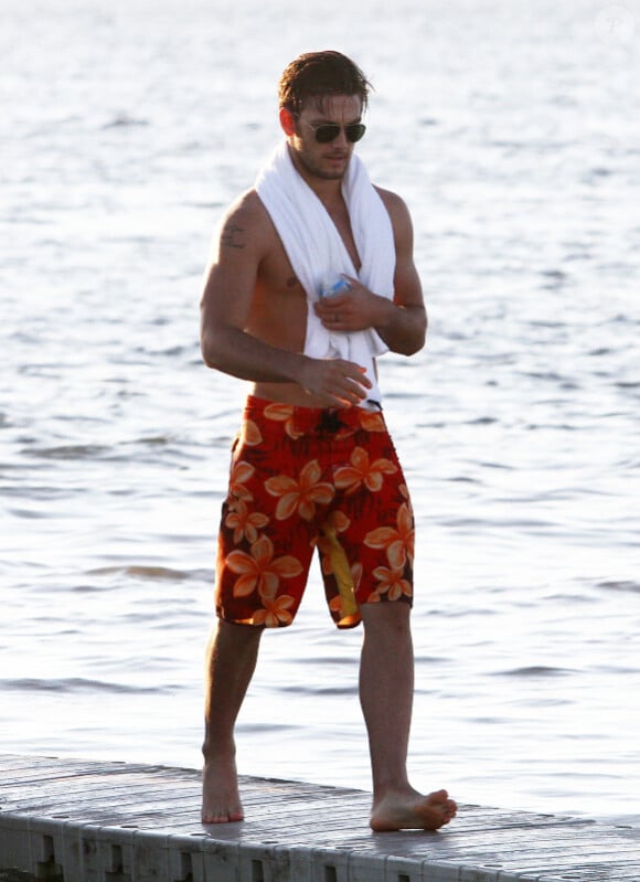Alex Pettyfer sur une plage de Miami le 12 octobre 2011 pour le tournage de Magic Mike.