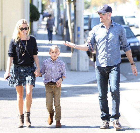 Reese Witherspoon, son mari Jim Toth et son fils Deacon Phillippe à Los Angeles le 2 octobre.