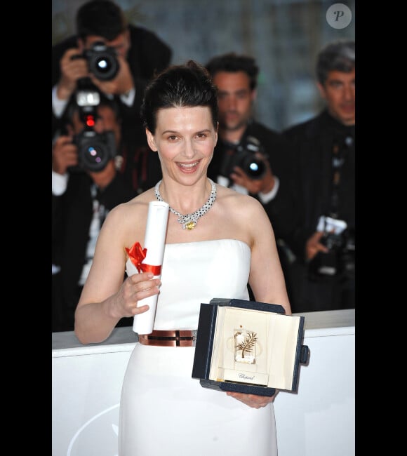 Juliette Binoche à Cannes le 23 mai 2011, avec son prix d'interprétation pour Copie Conforme, d'Abbas Kiarosmati.