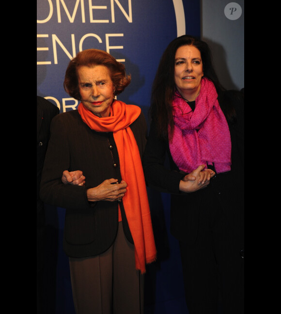 Liliane Bettencourt et sa fille Françoise Bettencourt-Meyers le 3 mars 2011 à Paris dans les quartiers généraux de l'UNESCO