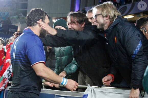 Lionel Nallet célèbre sa victoire en demi-finale de la Coupe du monde de rugby avec les supporters dans l'Eden Park d'Auckland le 15 octobre 2011