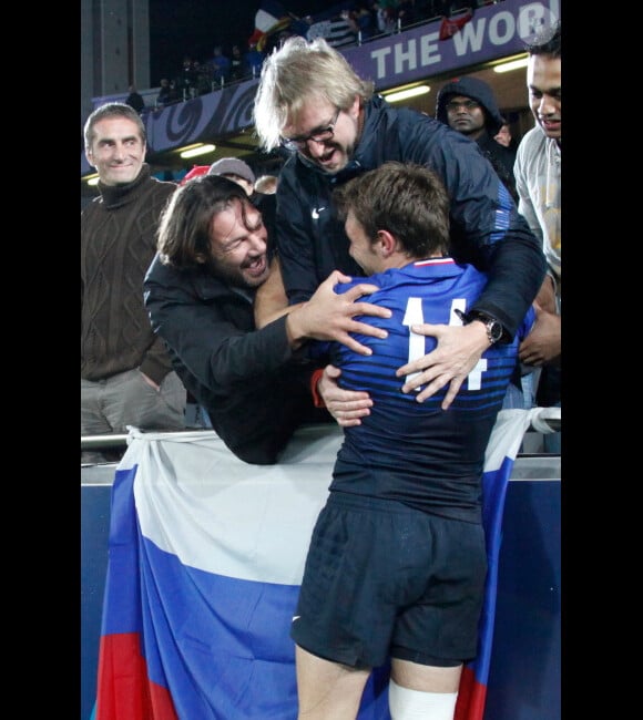 Vincent Clerc célèbre sa victoire en demi-finale de la Coupe du monde de rugby avec les supporters dans l'Eden Park d'Auckland le 15 octobre 2011