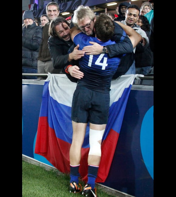 Vincent Clerc célèbre sa victoire en demi-finale de la Coupe du monde de rugby avec les supporters dans l'Eden Park d'Auckland le 15 octobre 2011