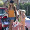 Denise Richards à la plage avec ses trois filles, Sam, 7 ans, Lola, 6 ans, et Eloise, adoptée en juin dernier. Los Angeles, 29 septembre 2011