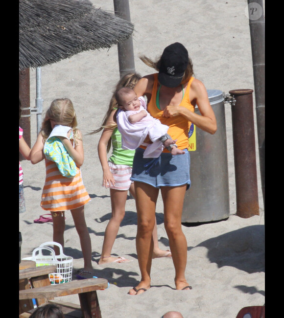 Denise Richards profite d'un moment à la plage avec ses trois filles, Sam, 7 ans, Lola, 6 ans, et Eloise, adoptée en juin dernier. Los Angeles, 29 septembre 2011