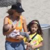 Denise Richards à la plage avec ses trois filles, Sam, 7 ans, Lola, 6 ans, et Eloise, adoptée en juin dernier. Los Angeles, 29 septembre 2011