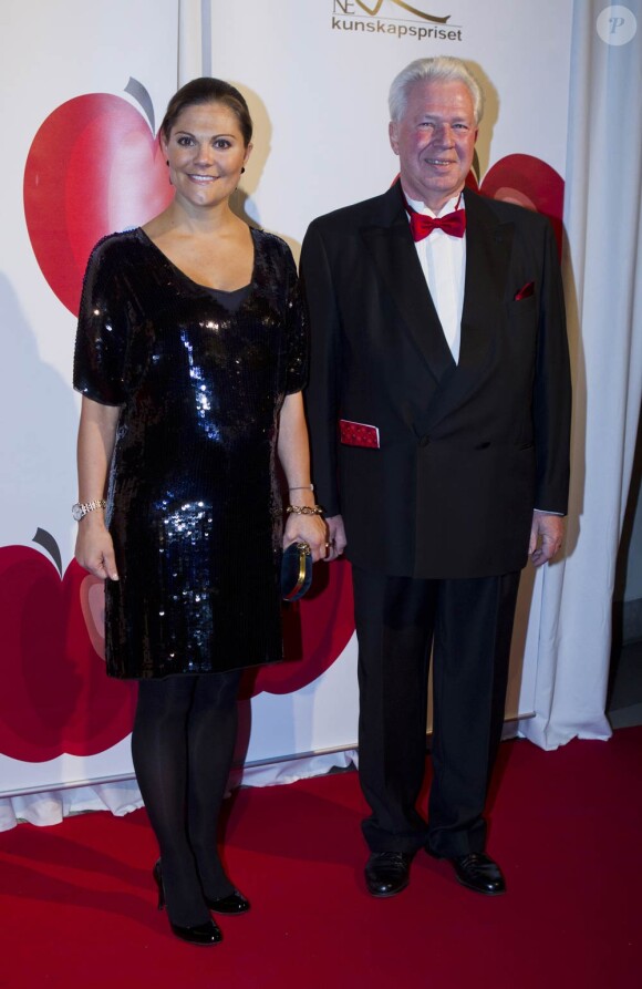 Victoria de Suède, enceinte, remettait le 17 octobre 2011 les Prix de la Connaissance sous l'égide de l'Encyclopédie Nationale, à l'Hôtel de Ville de Stockholm.