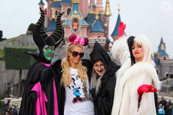 Paris Hilton au parc d'attraction Disneyland Paris, le 18 octobre 2011