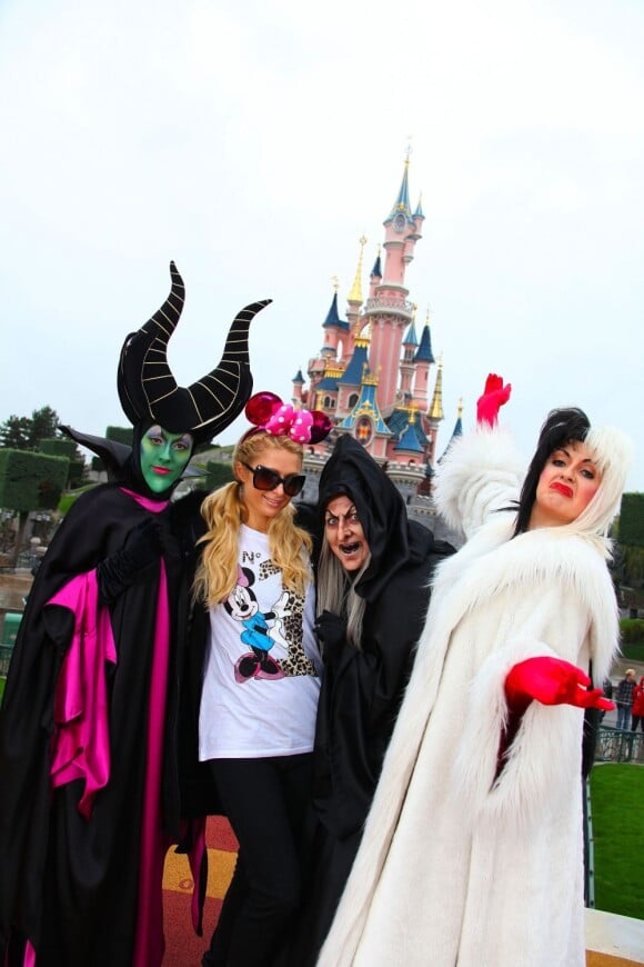 Paris Hilton entourée de Blanche Neige, Cruella et Maléfique au parc d'attraction Disneyland Paris, le 18 octobre 2011