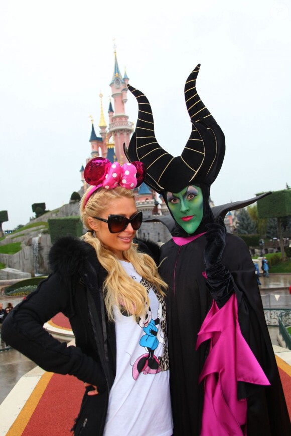 Paris Hilton délirante déguisée en Mini, au parc d'attraction Disneyland Paris, le 18 octobre 2011