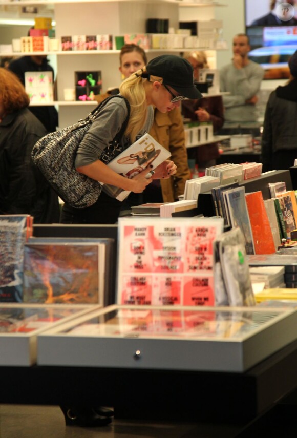 Paris Hilton fait du shopping chez Colette à Paris le 17 octobre 2011
