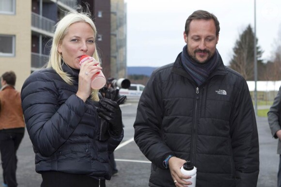 Pendant et après l'effort, bien s'hydrater... Le prince Haakon et la princesse Mette-Marit de Norvège en visite à Rena le 18 octobre 2011.