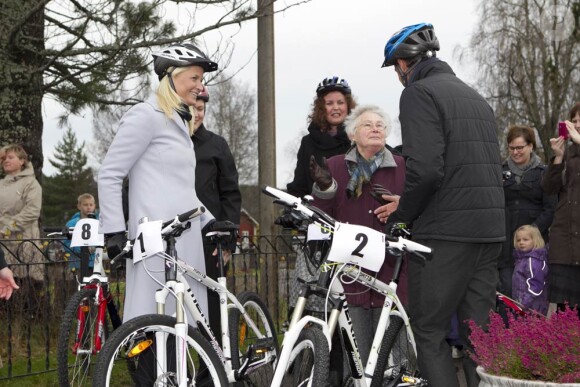 La course cycliste Birkenbeiner, un grand classique de la région... Haakon et Mette-Marit ont toutefois été exemptés de la totalité du parcours (94km !).
Le prince Haakon et la princesse Mette-Marit de Norvège en visite à Rena le 18 octobre 2011.