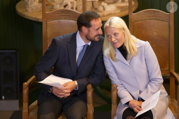 Le prince Haakon et la princesse Mette-Marit de Norvège, touours très complices, en visite à Rena le 18 octobre 2011.