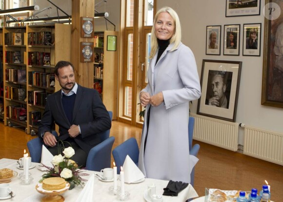Le prince Haakon et la princesse Mette-Marit de Norvège en visite à Rena le 18 octobre 2011.